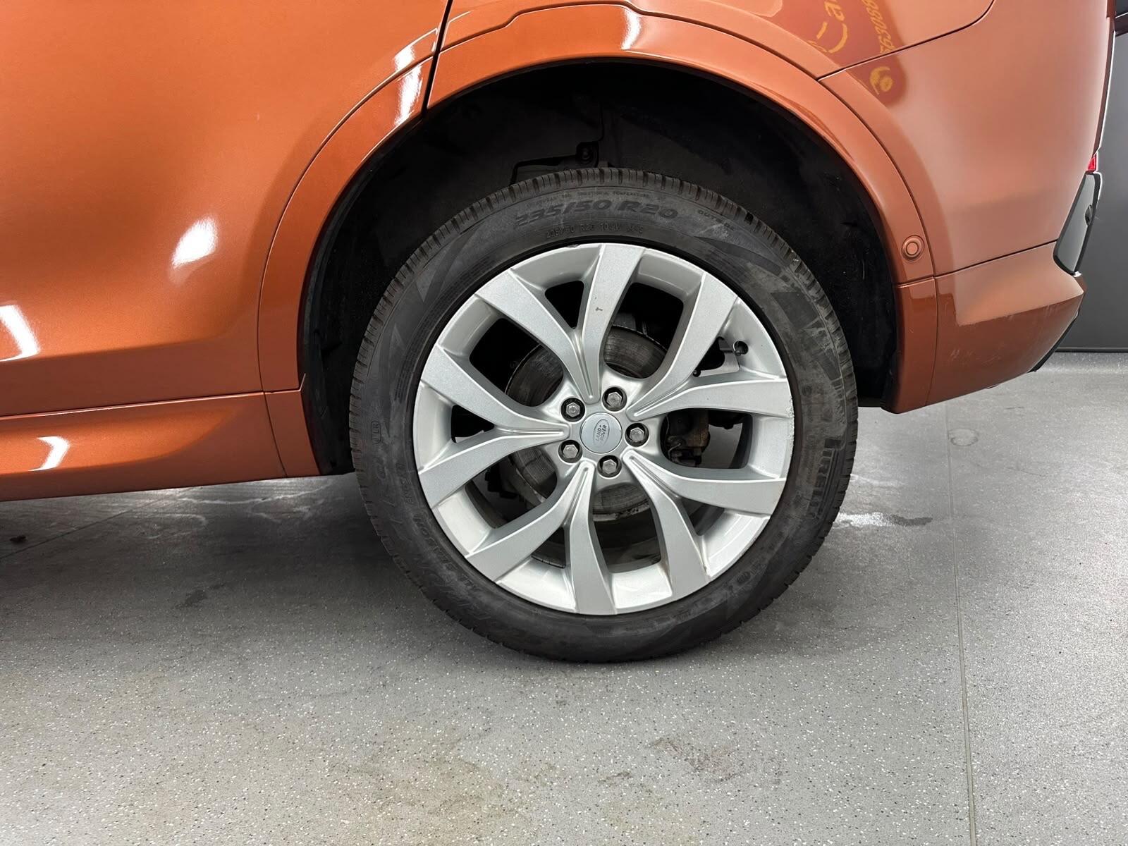 Land Rover Discovery Sport view 17