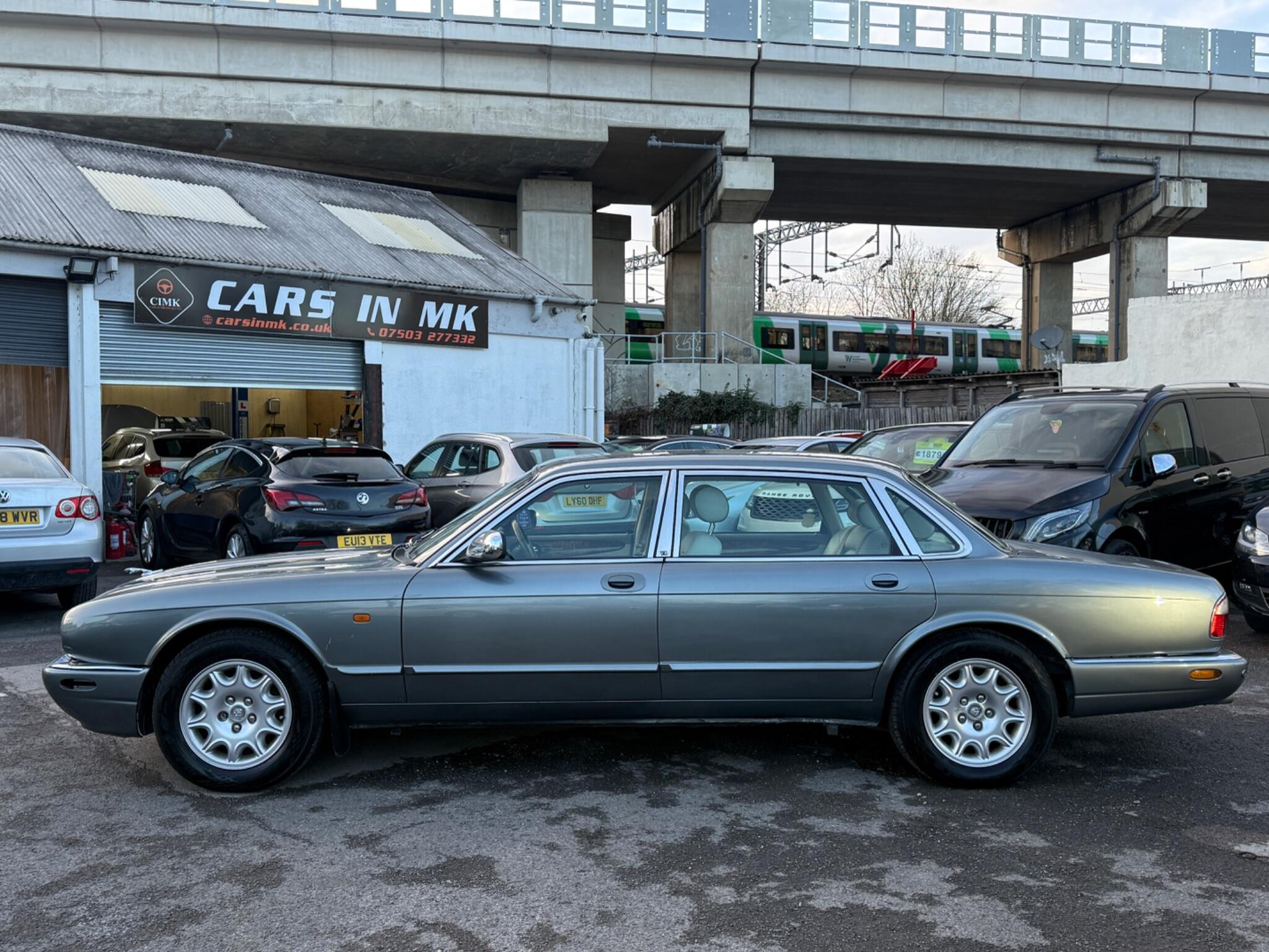 Jaguar XJ - Image 10