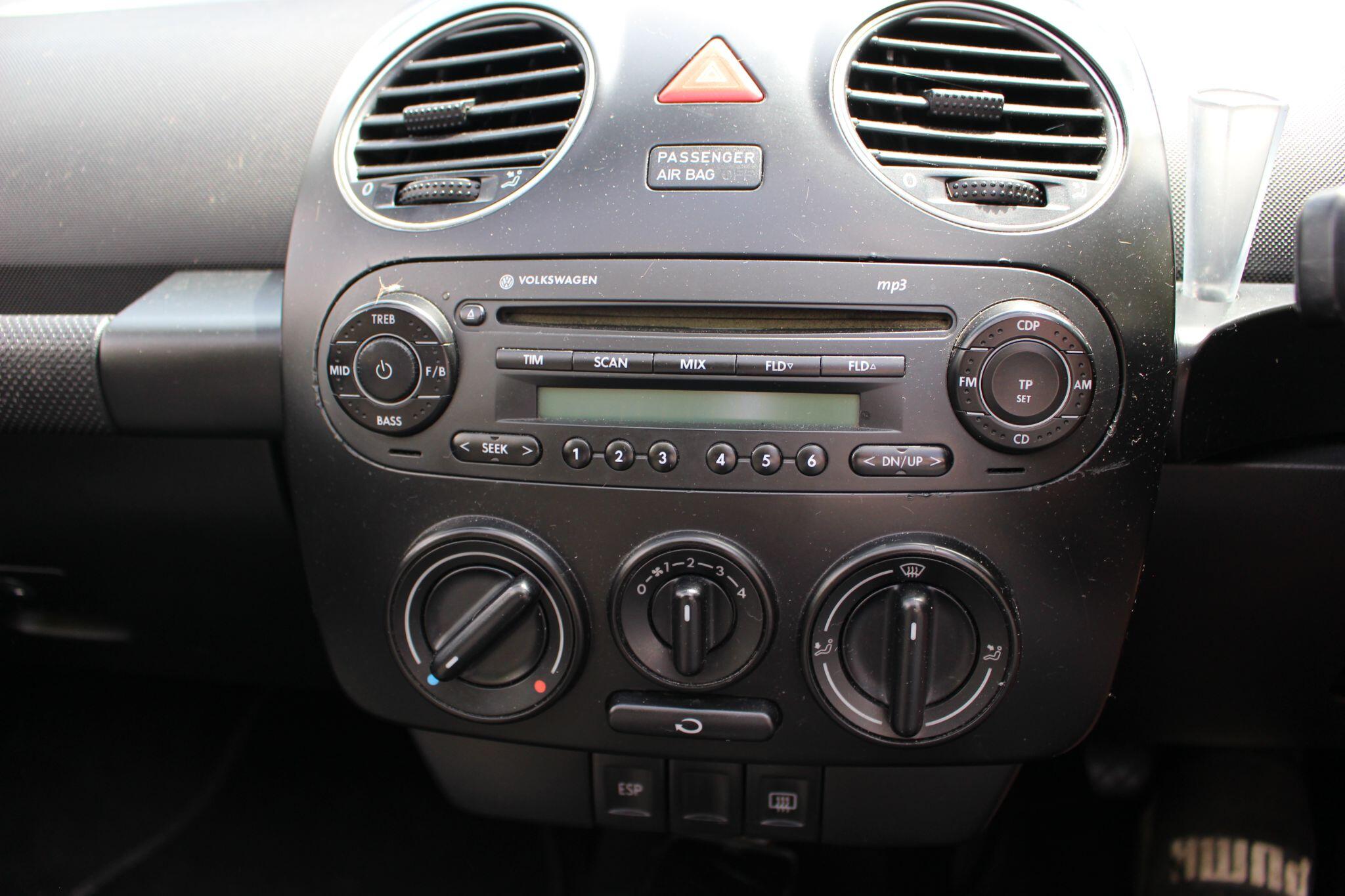 Volkswagen Beetle view 25