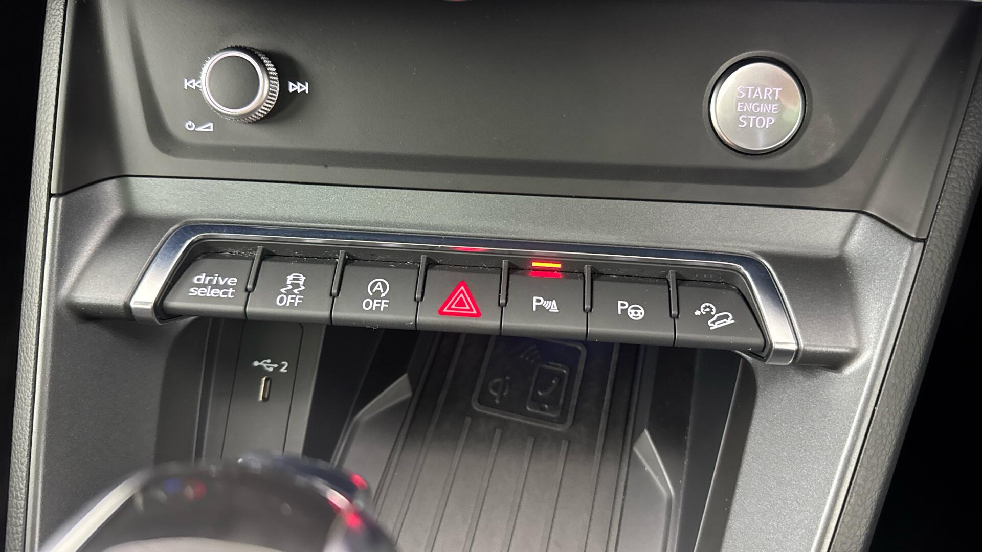 Audi Q3 view 43