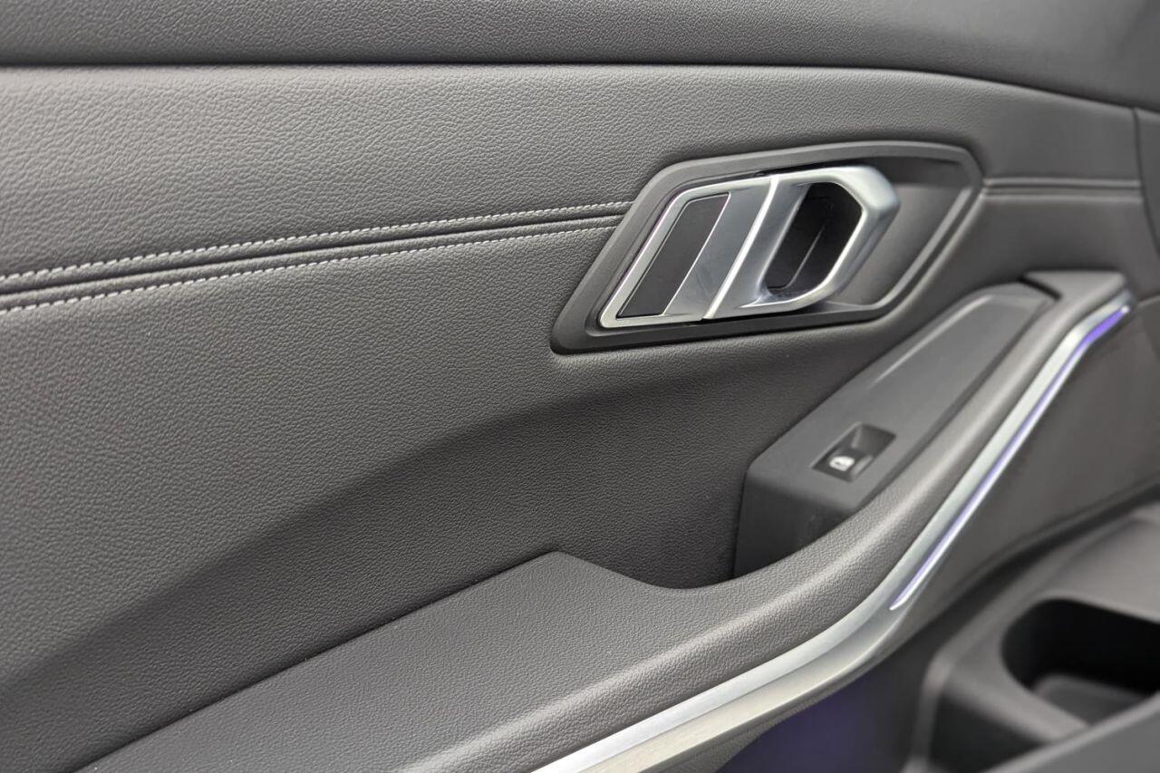 BMW 3 Series view 29