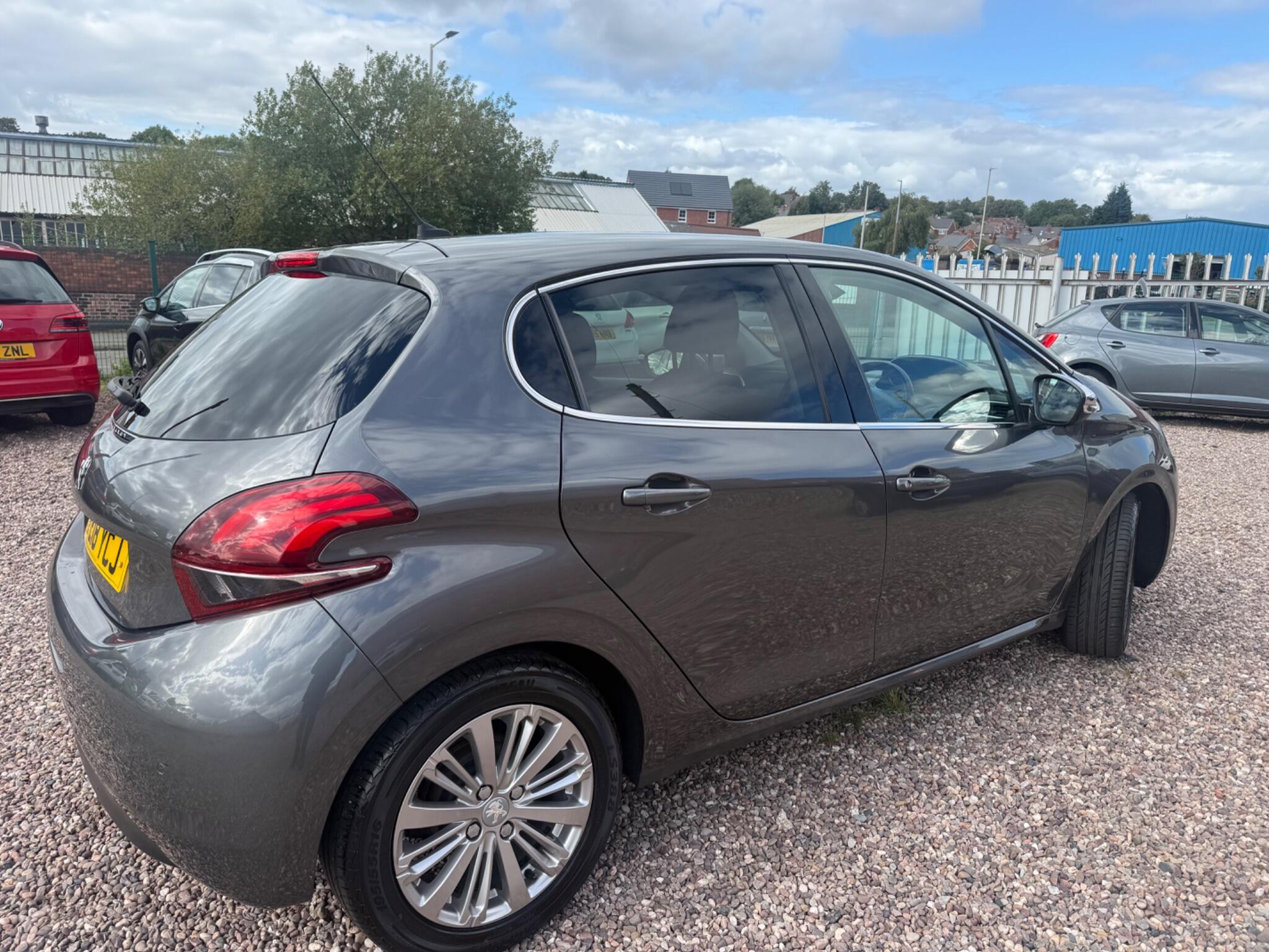 Peugeot 208 view 9