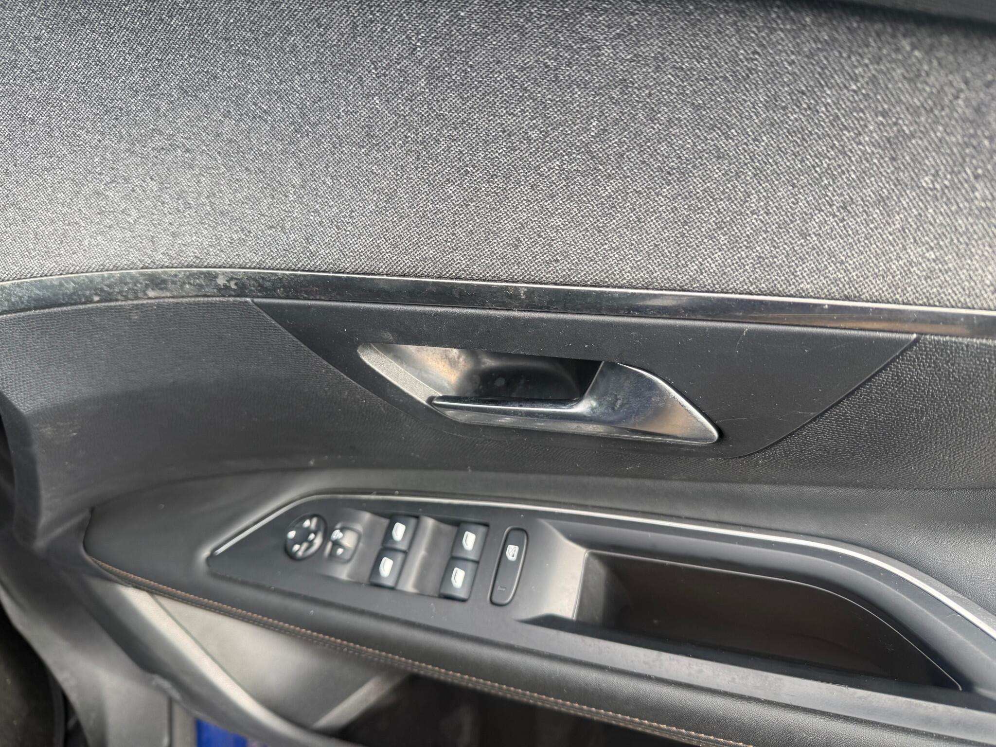 Peugeot 3008 view 11