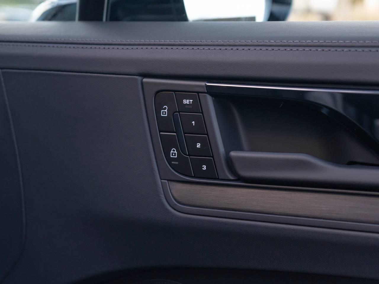 Porsche Cayenne view 32