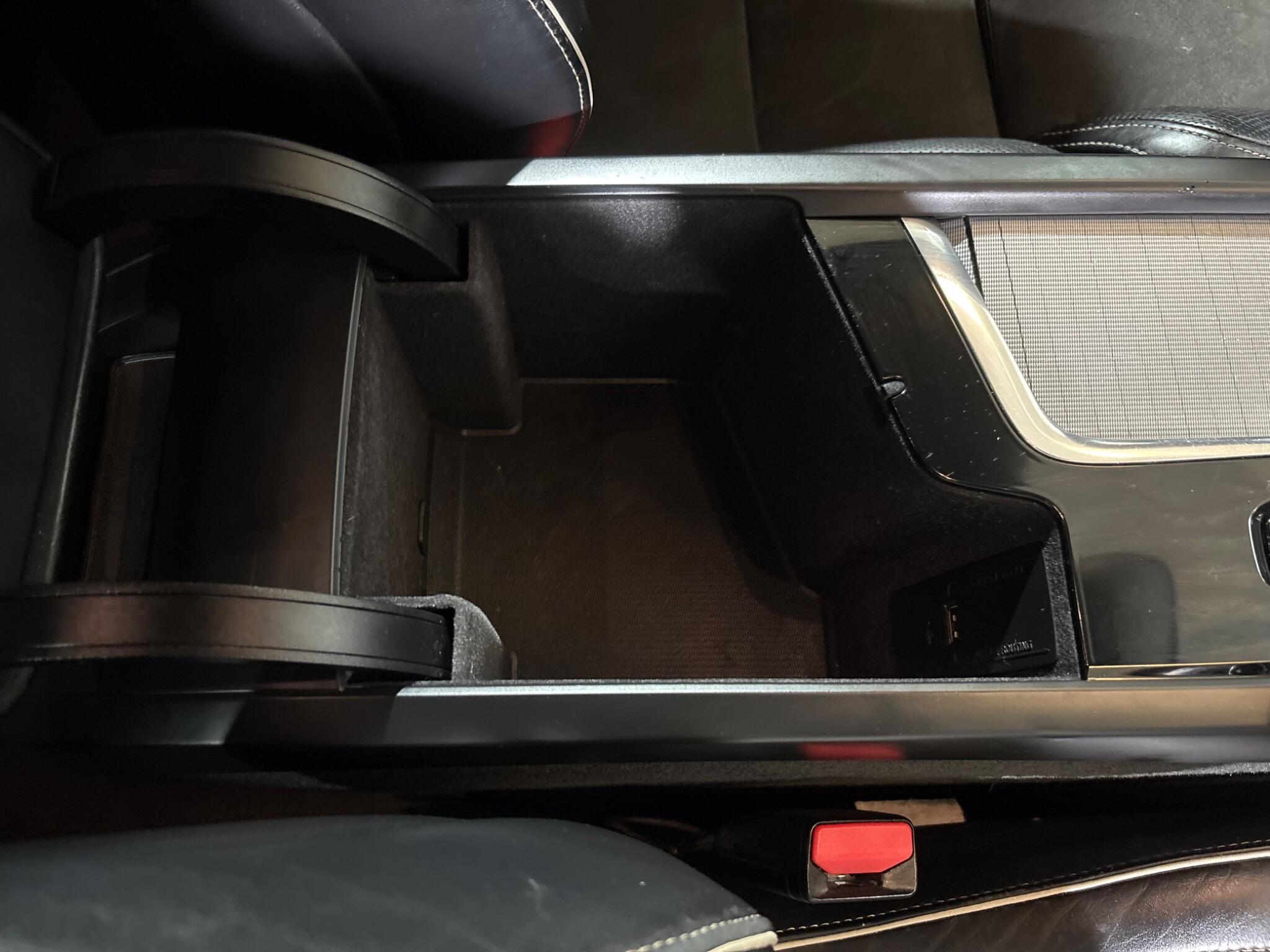 Volvo XC90 view 90