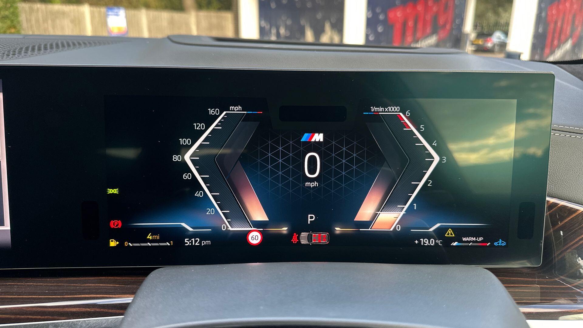 BMW X7 view 9