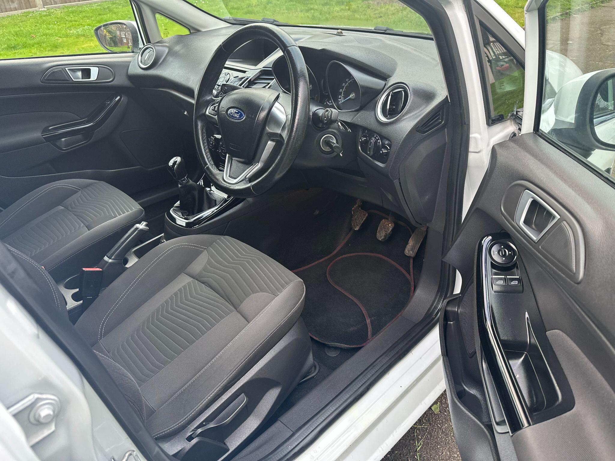 2015 Ford Fiesta image 18