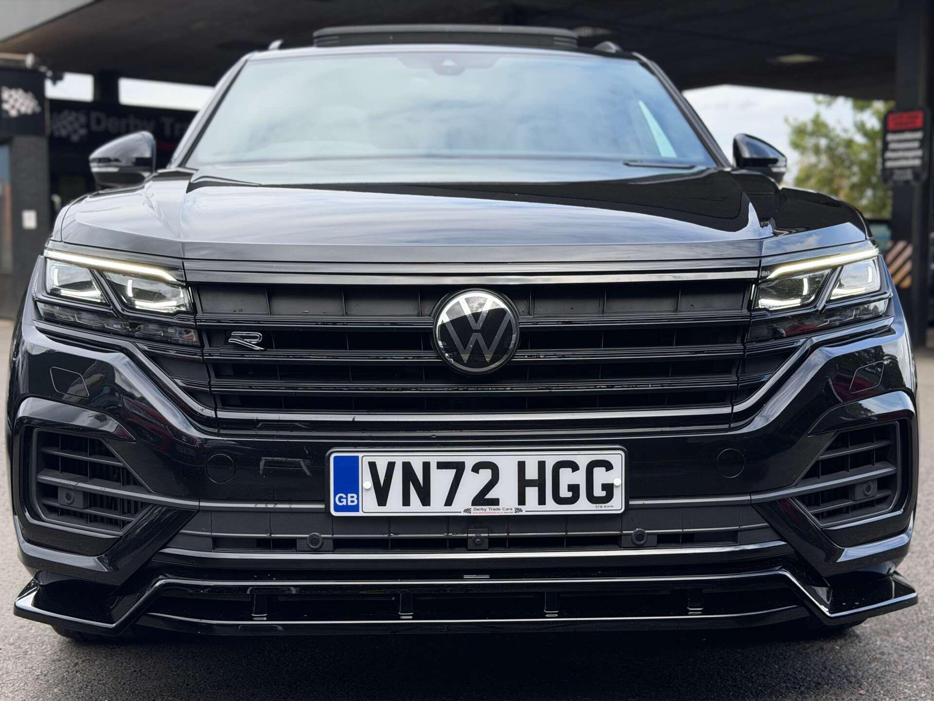Volkswagen Touareg view 5