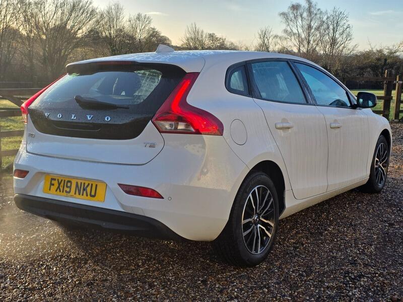 2019 Volvo V40 2.0 T2 R-Design Edition Euro 6 (s/s) 5dr • 129,000 miles image 6