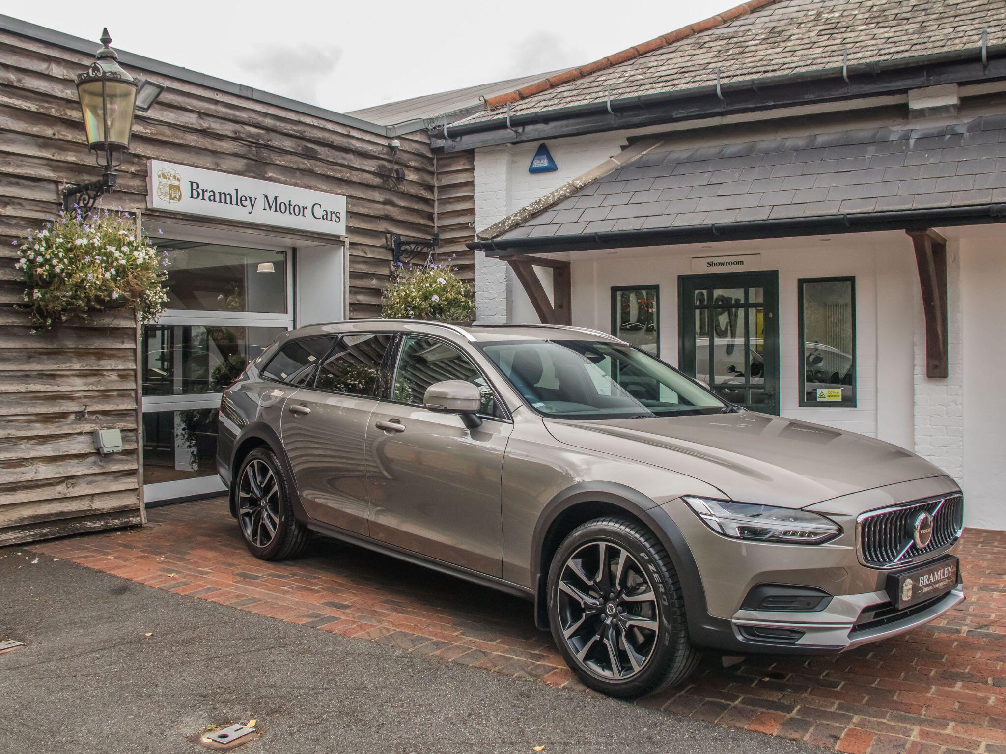 Volvo V90 Cross Country view 2