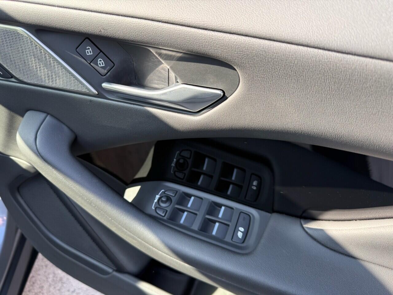 Jaguar I-Pace view 32