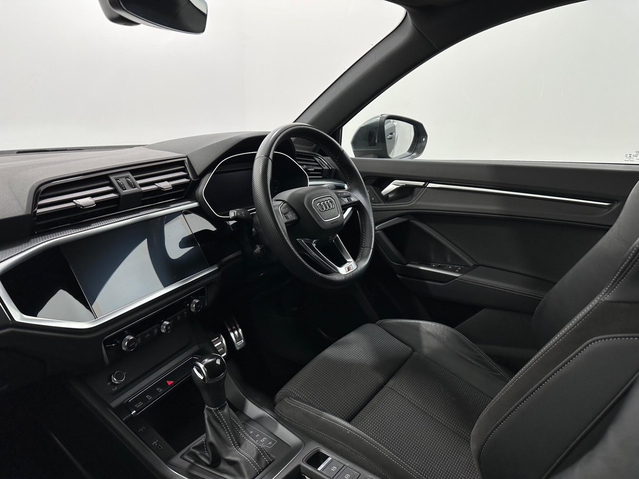 Audi Q3 view 30