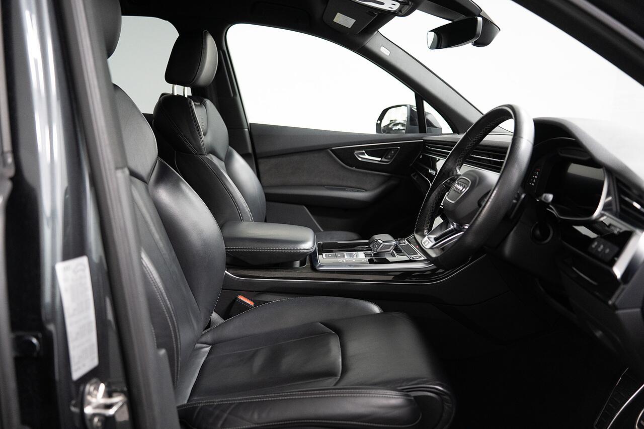 Audi Q7 view 3