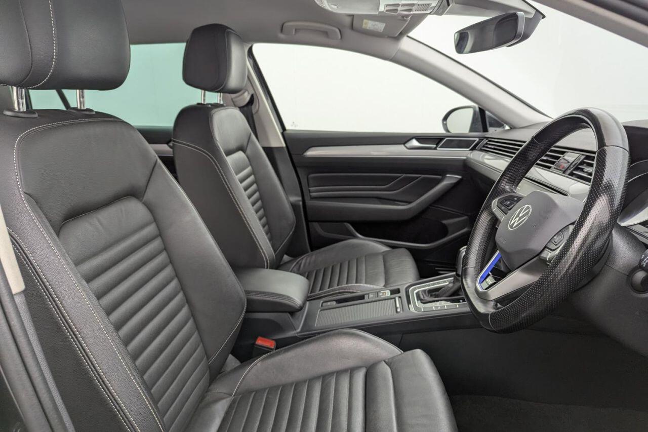 Volkswagen Passat view 3
