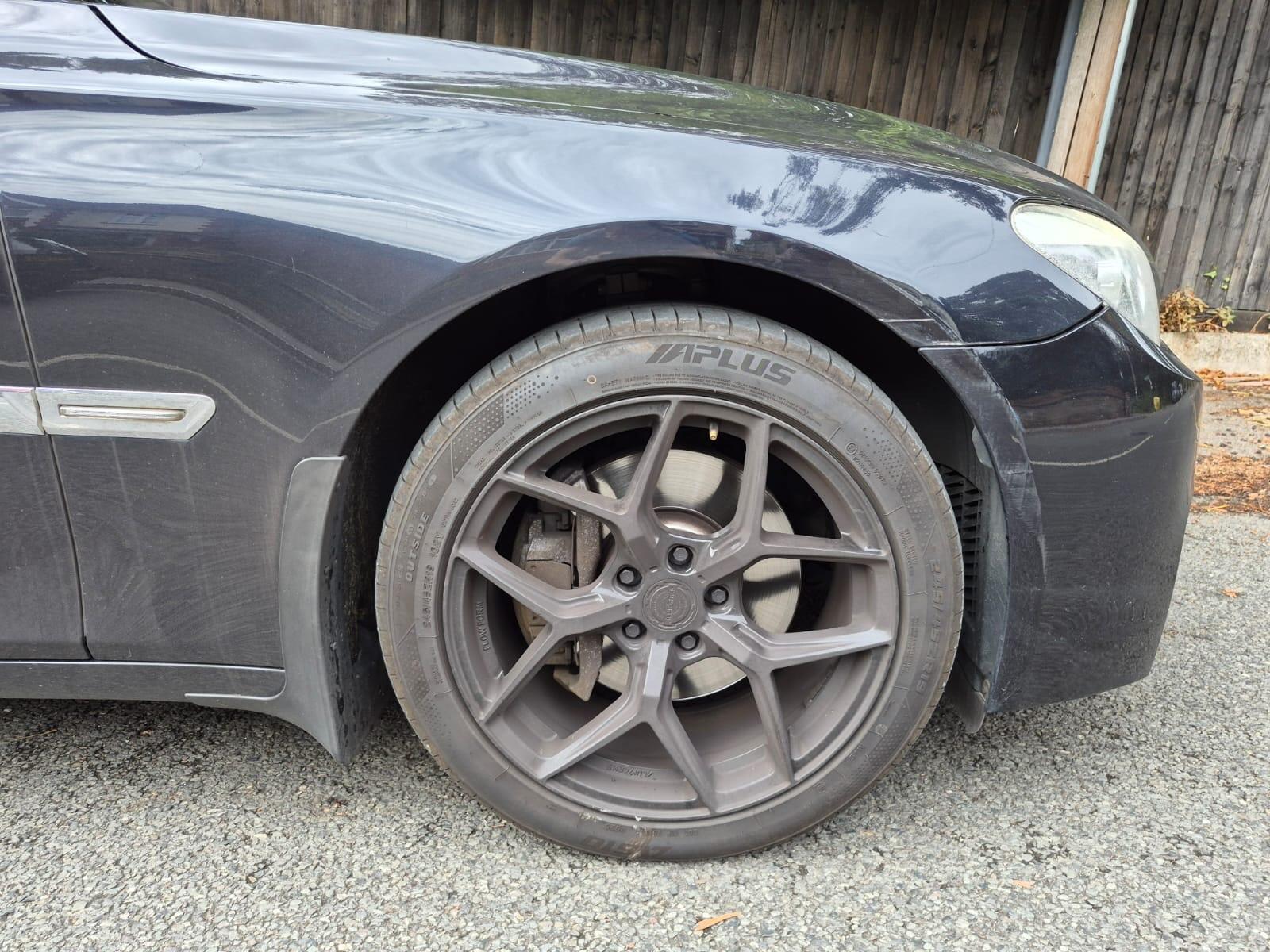 BMW 7 Series view 16