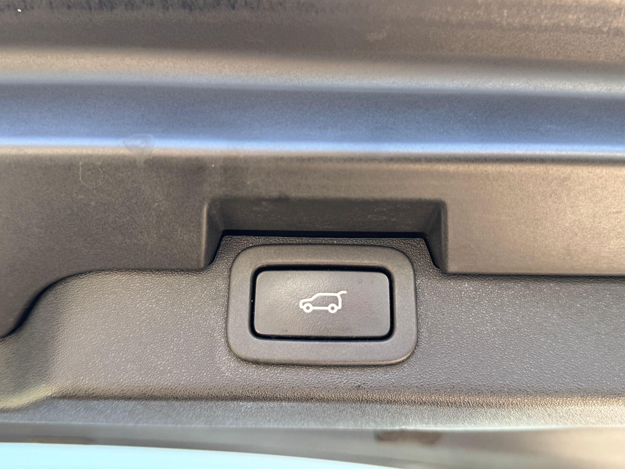 Land Rover Discovery view 34