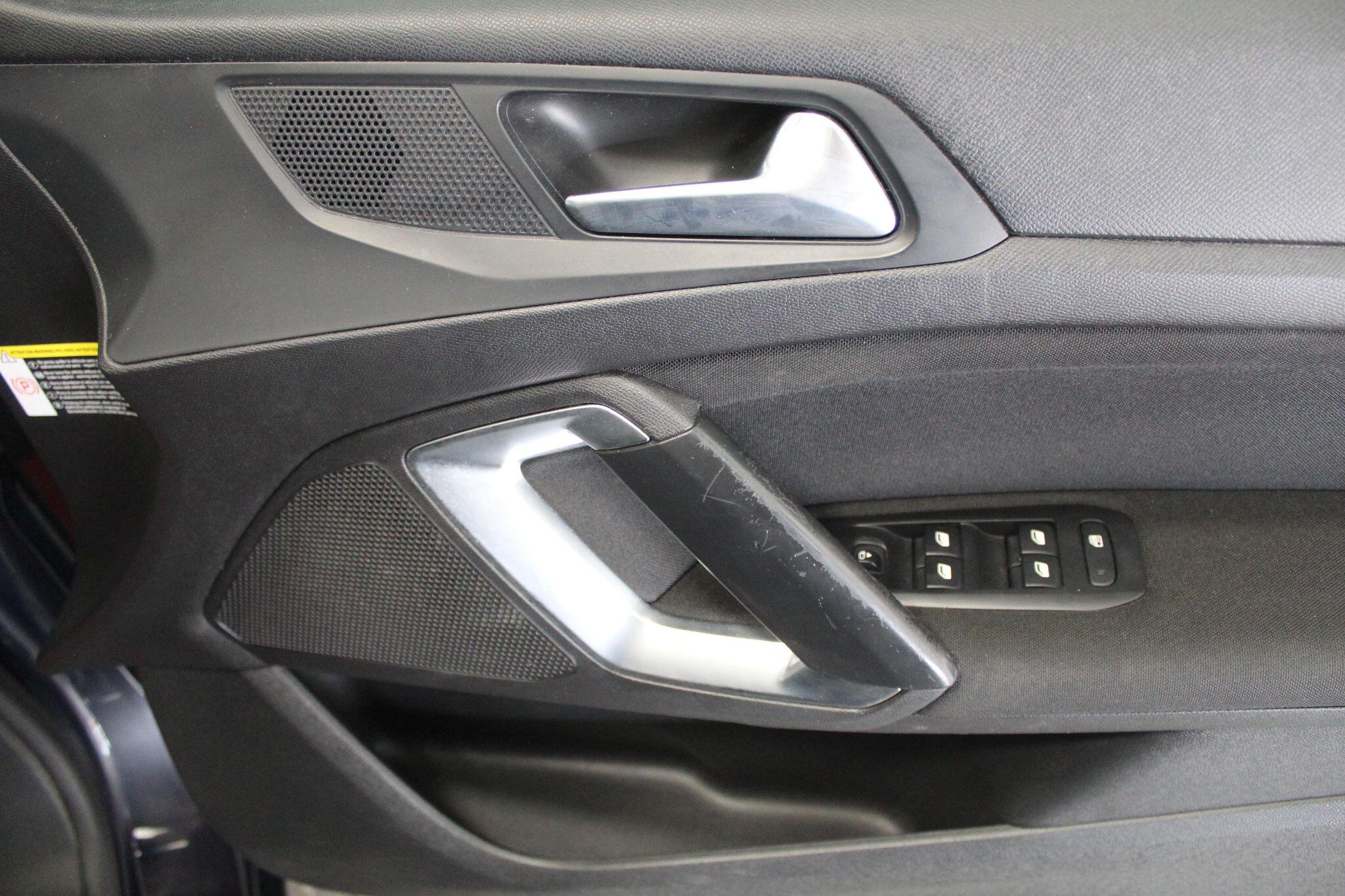 Peugeot 308 view 45