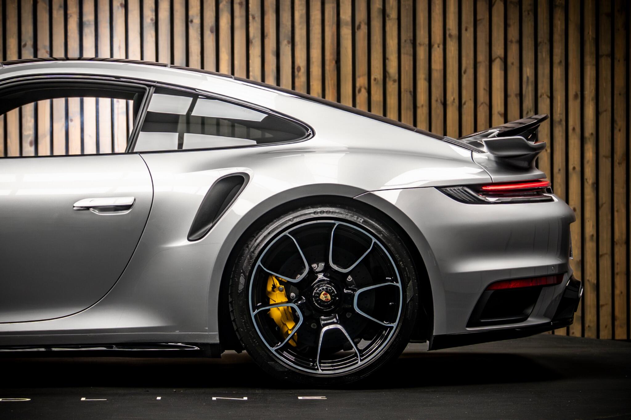 Porsche 911 view 18
