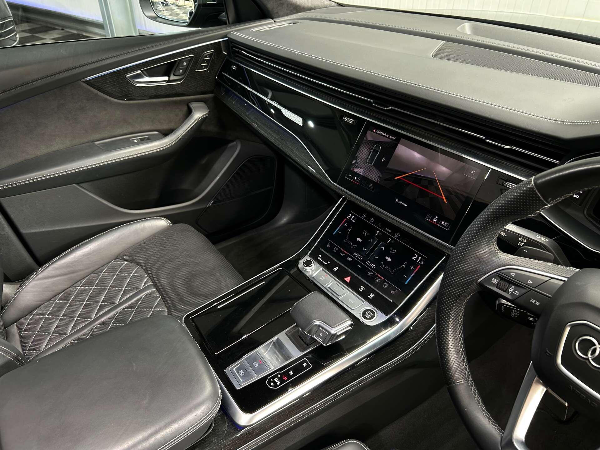 Audi Q8 view 19