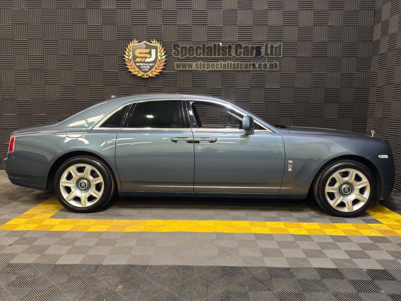 Rolls-Royce Ghost view 4
