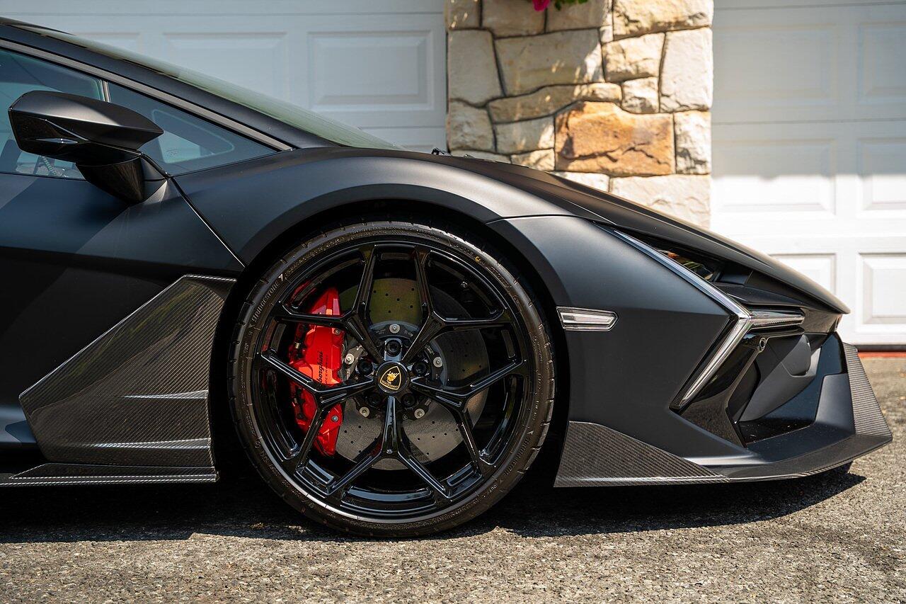 Lamborghini Revuelto view 6