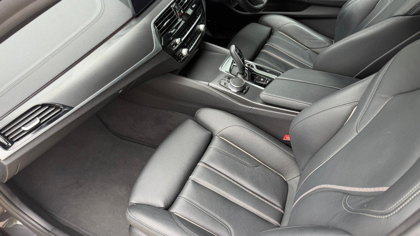 BMW 5 Series view 8
