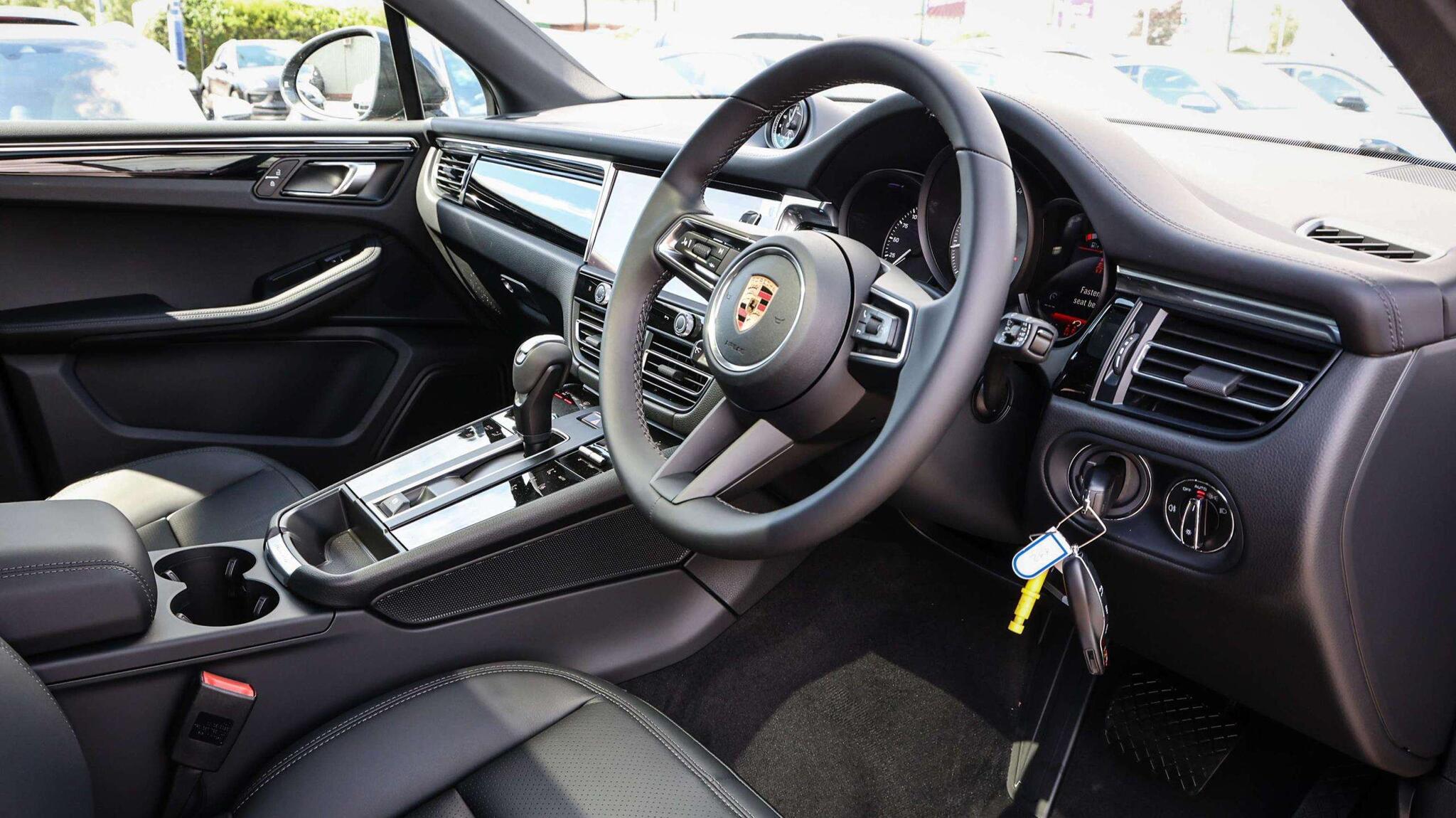 Porsche Macan view 12