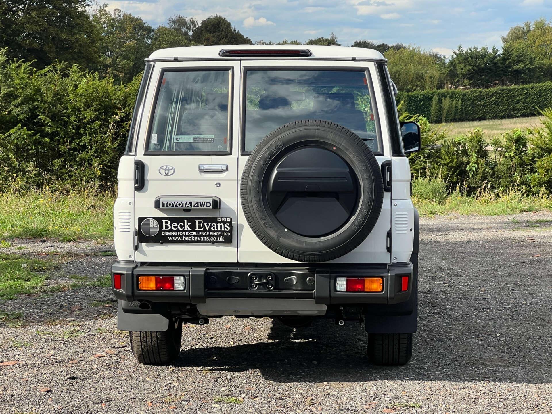 Toyota Land Cruiser view 17
