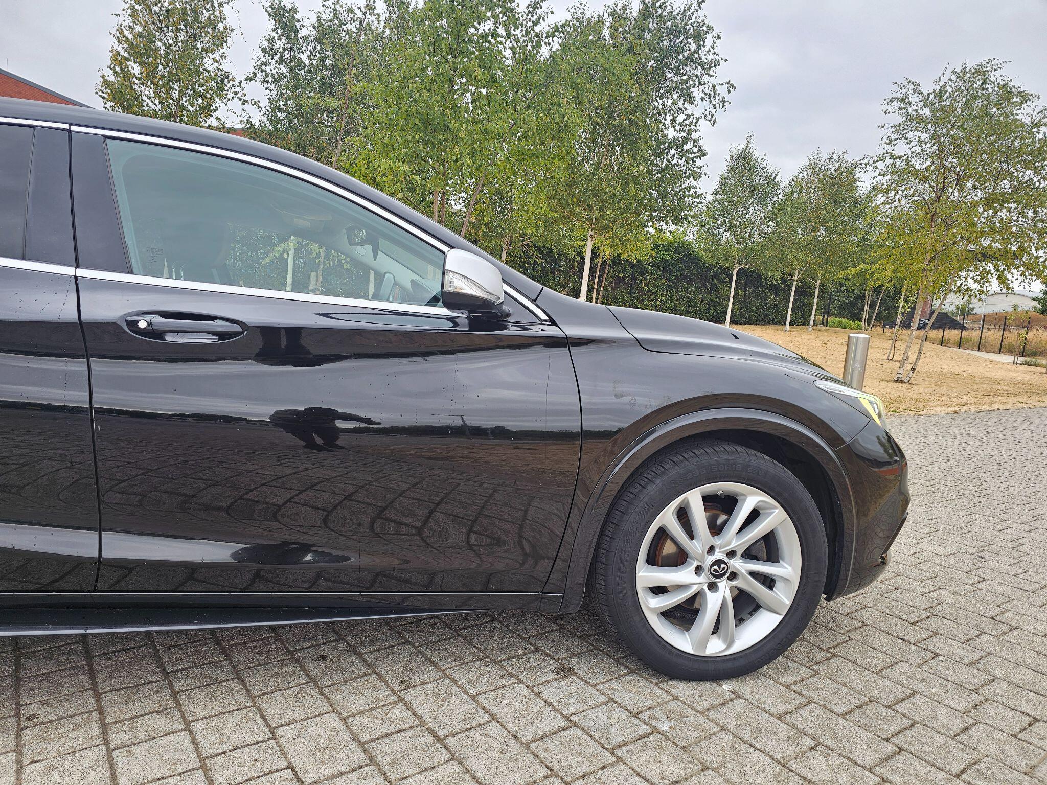 Infiniti Q30 view 6
