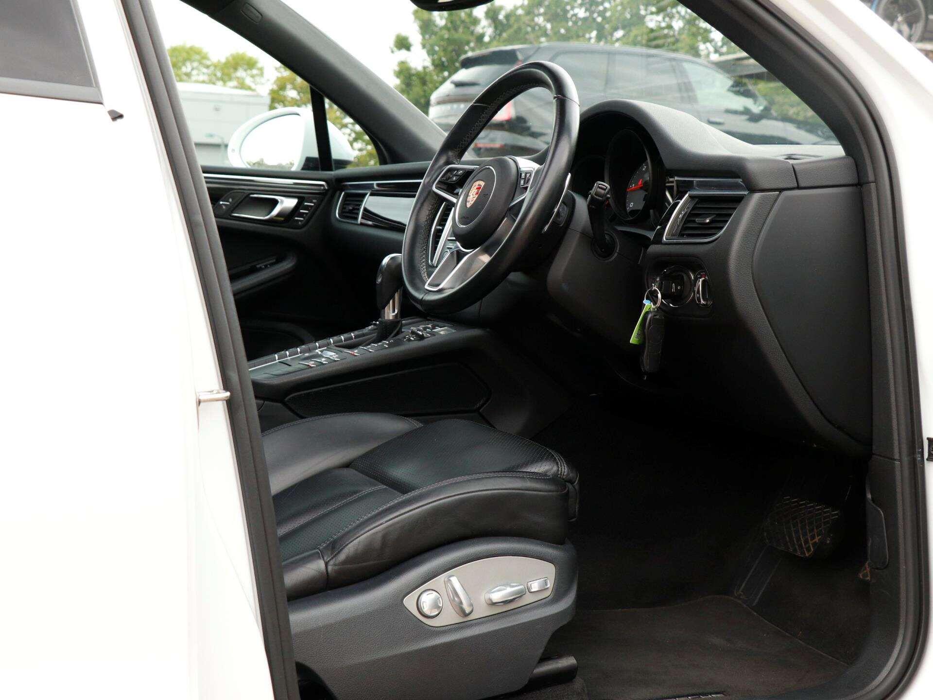Porsche Macan view 12