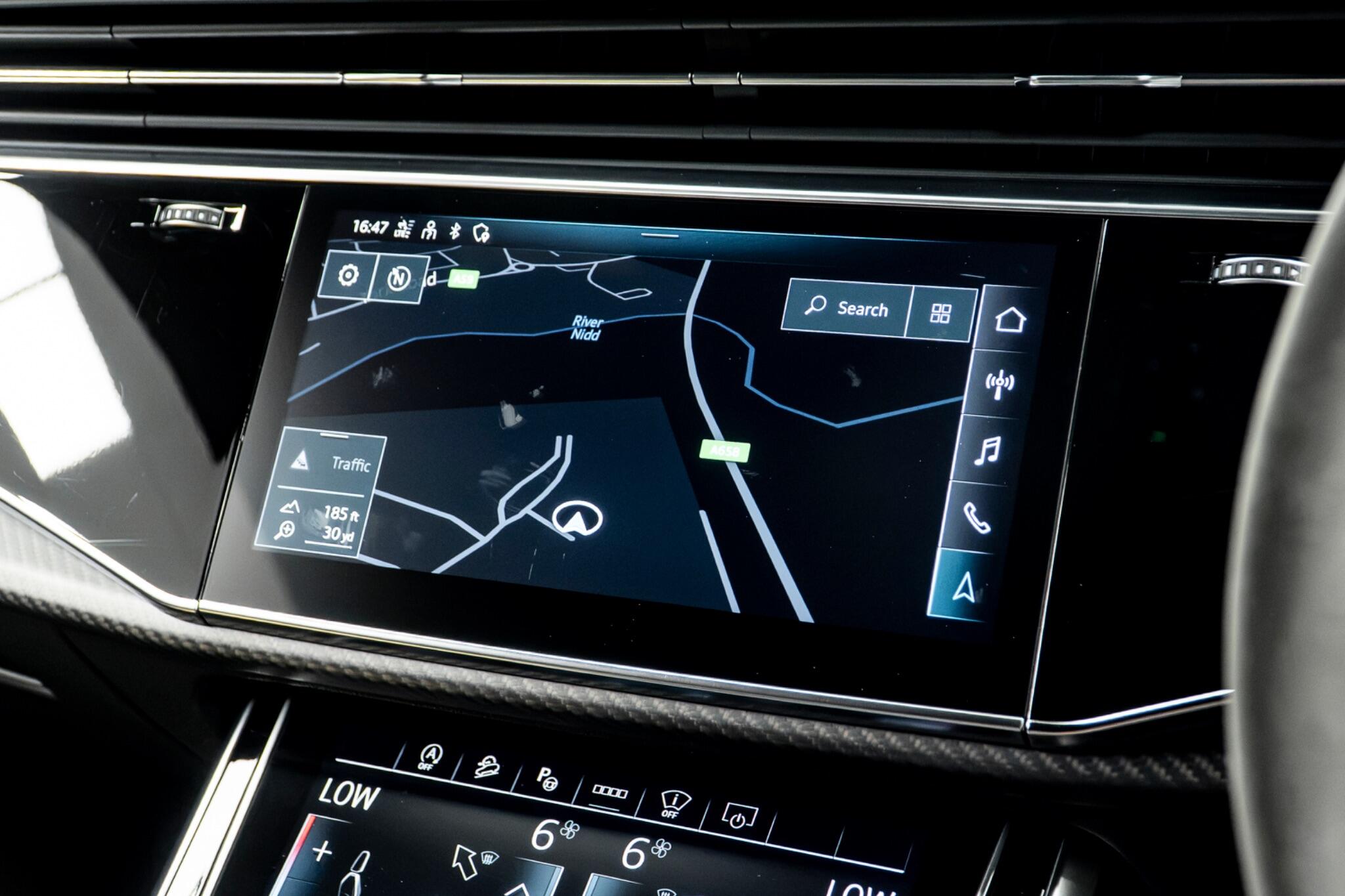 Audi RS Q8 view 24
