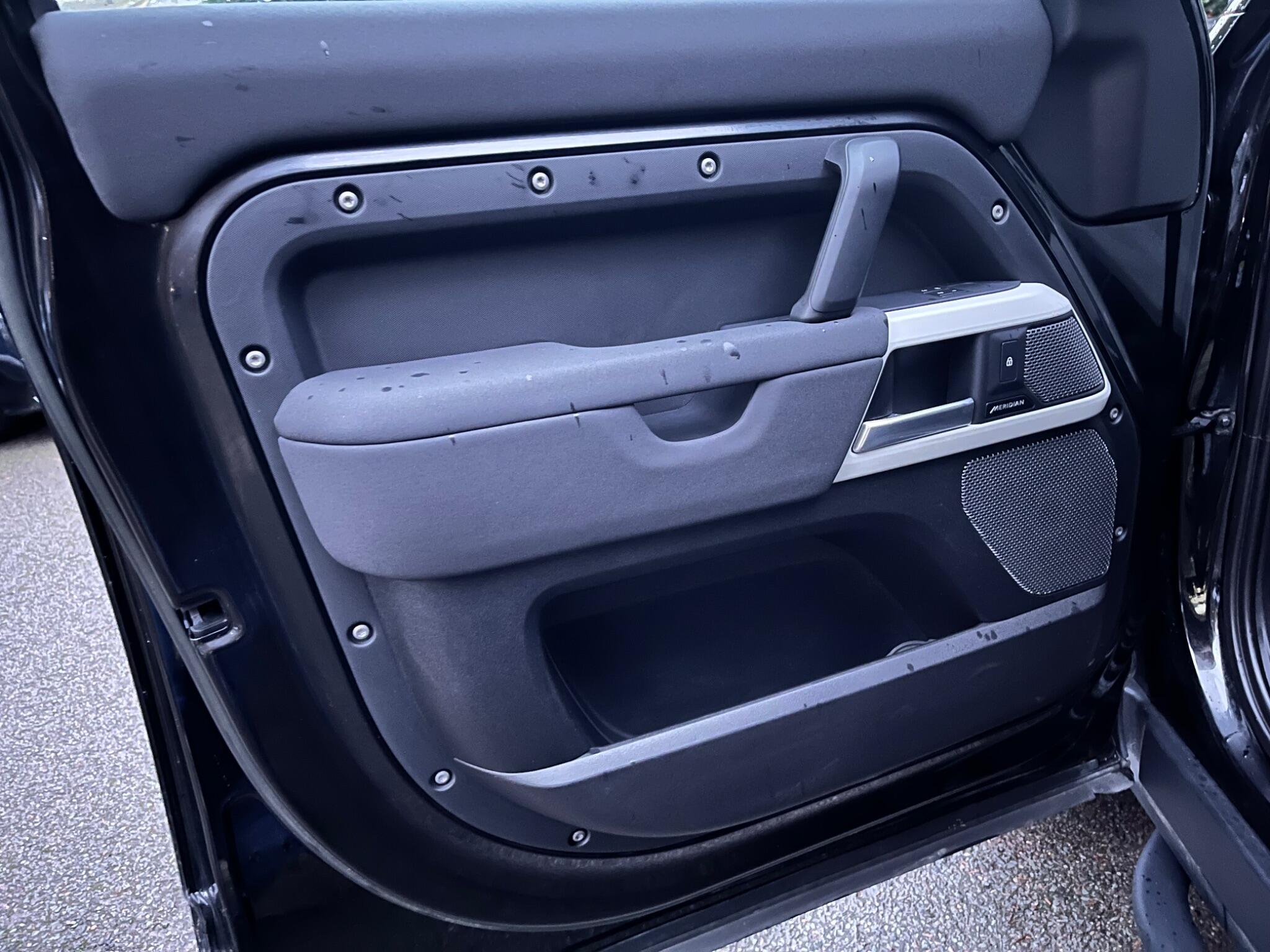 Land Rover Defender view 33