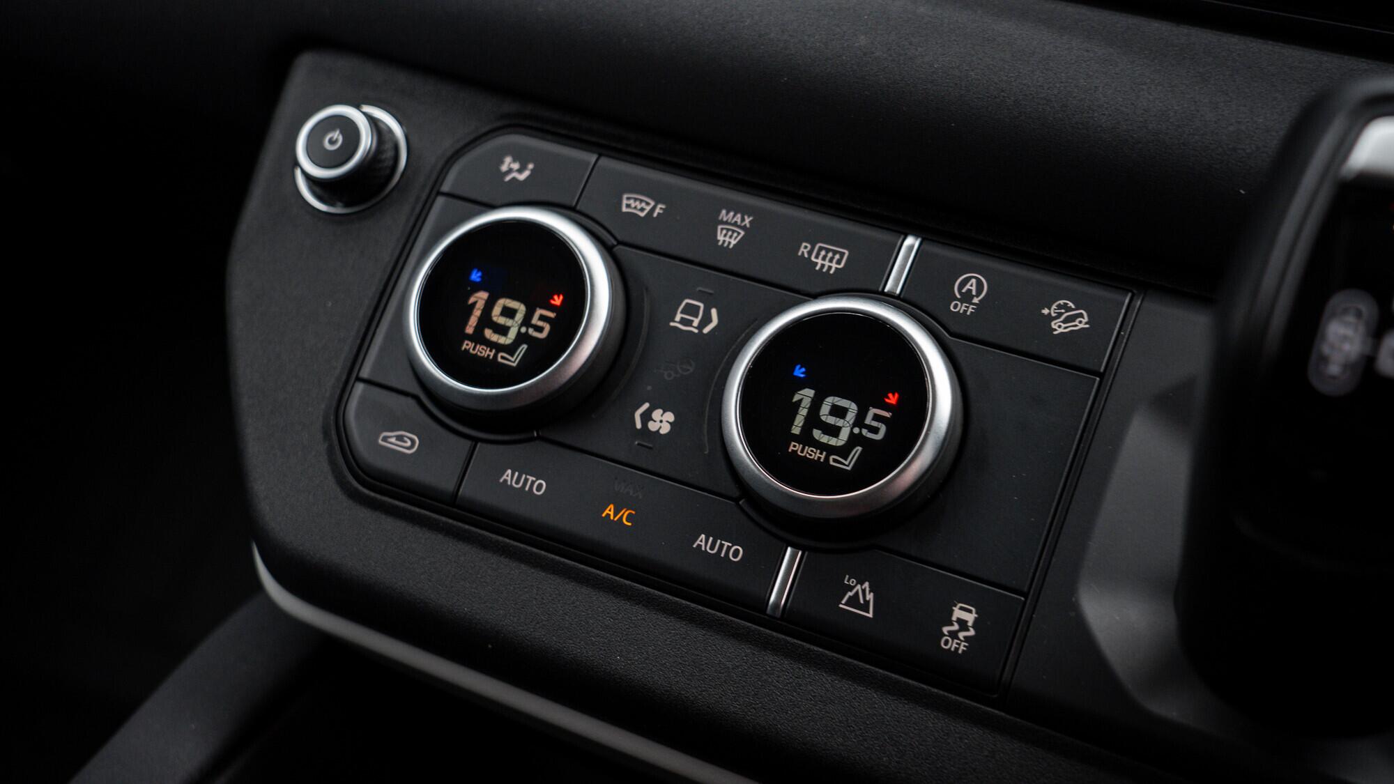 Land Rover Defender 110 view 30