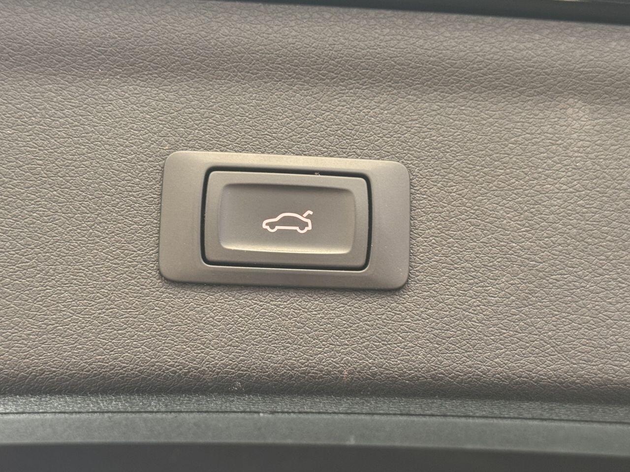 Audi Q3 view 18