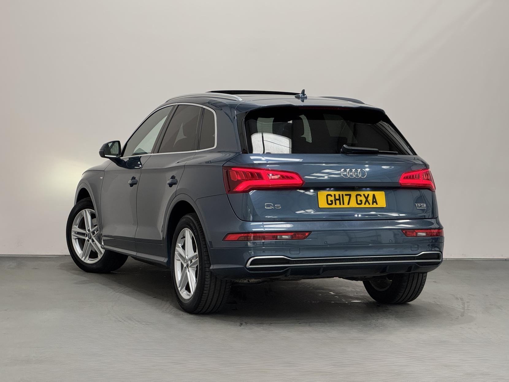 Audi Q5 view 10