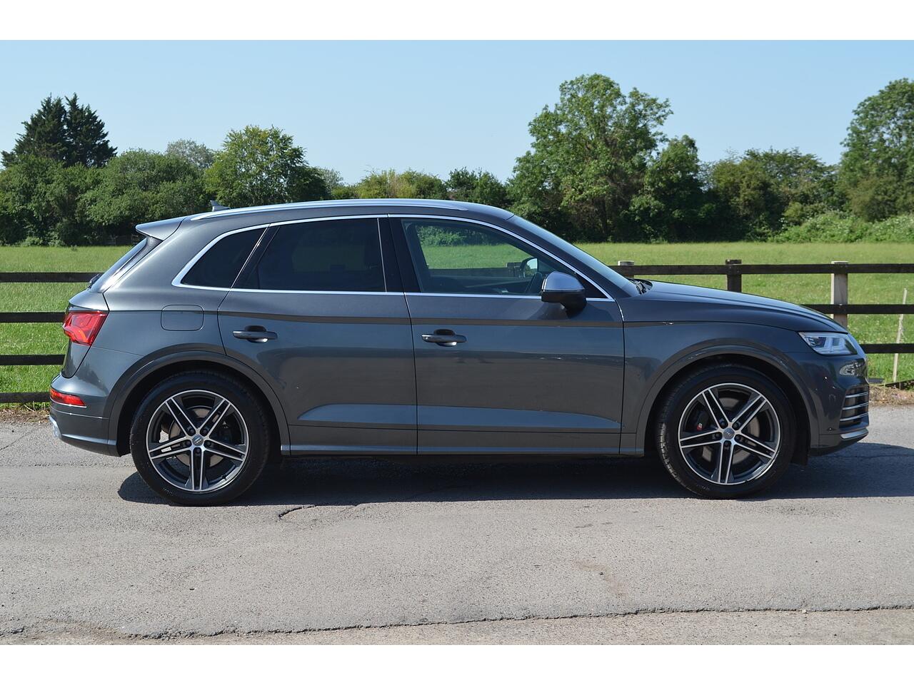 Audi SQ5 view 10