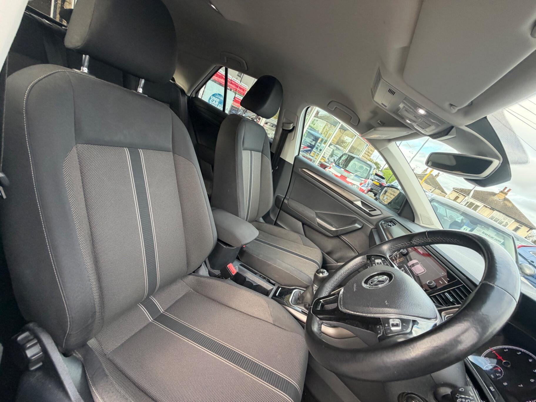Volkswagen T-Roc view 10