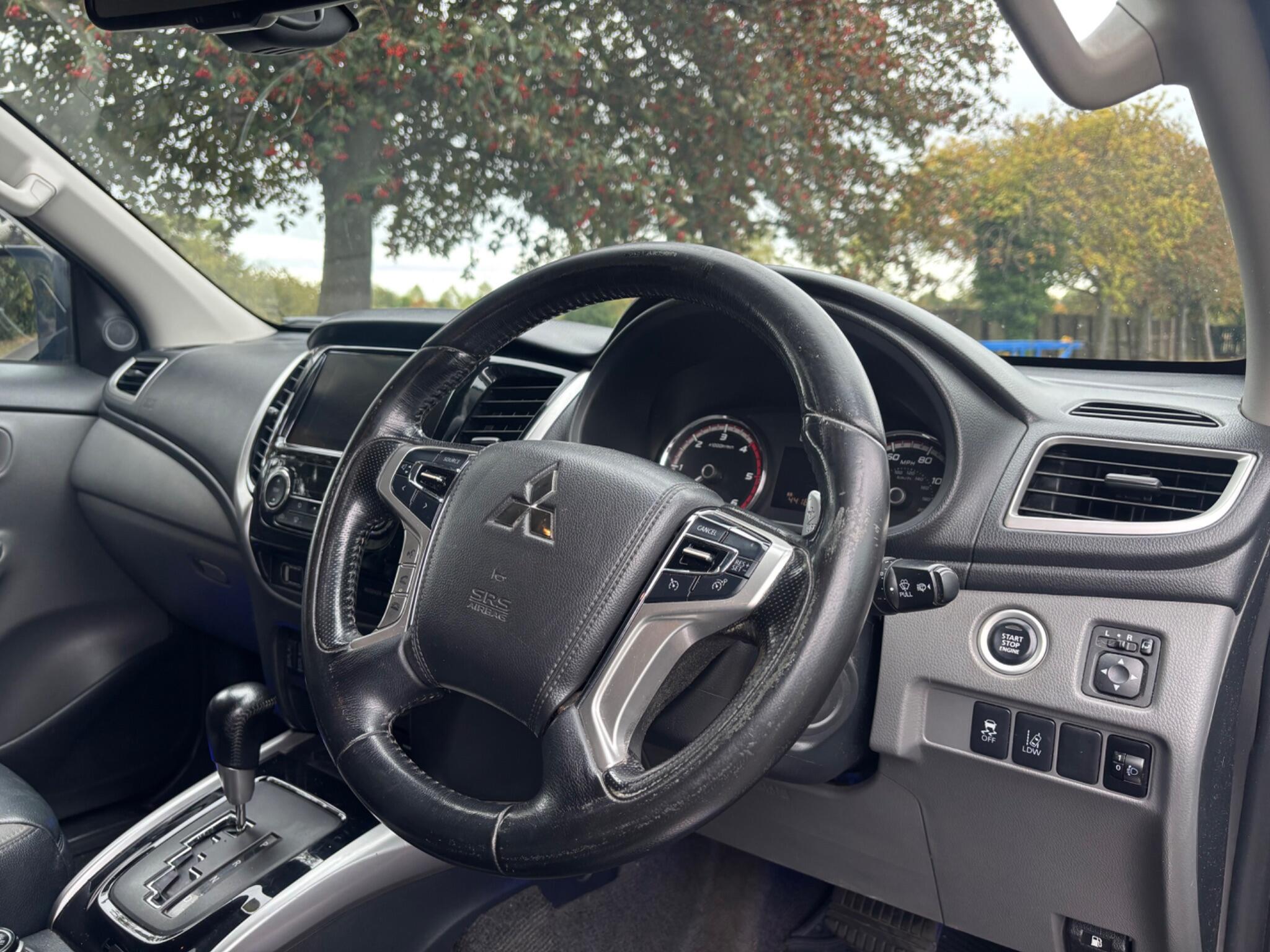 Mitsubishi L200 view 9