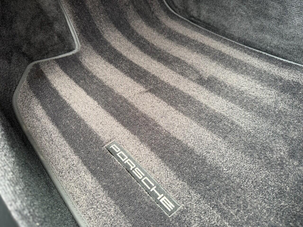 Porsche 911 view 32