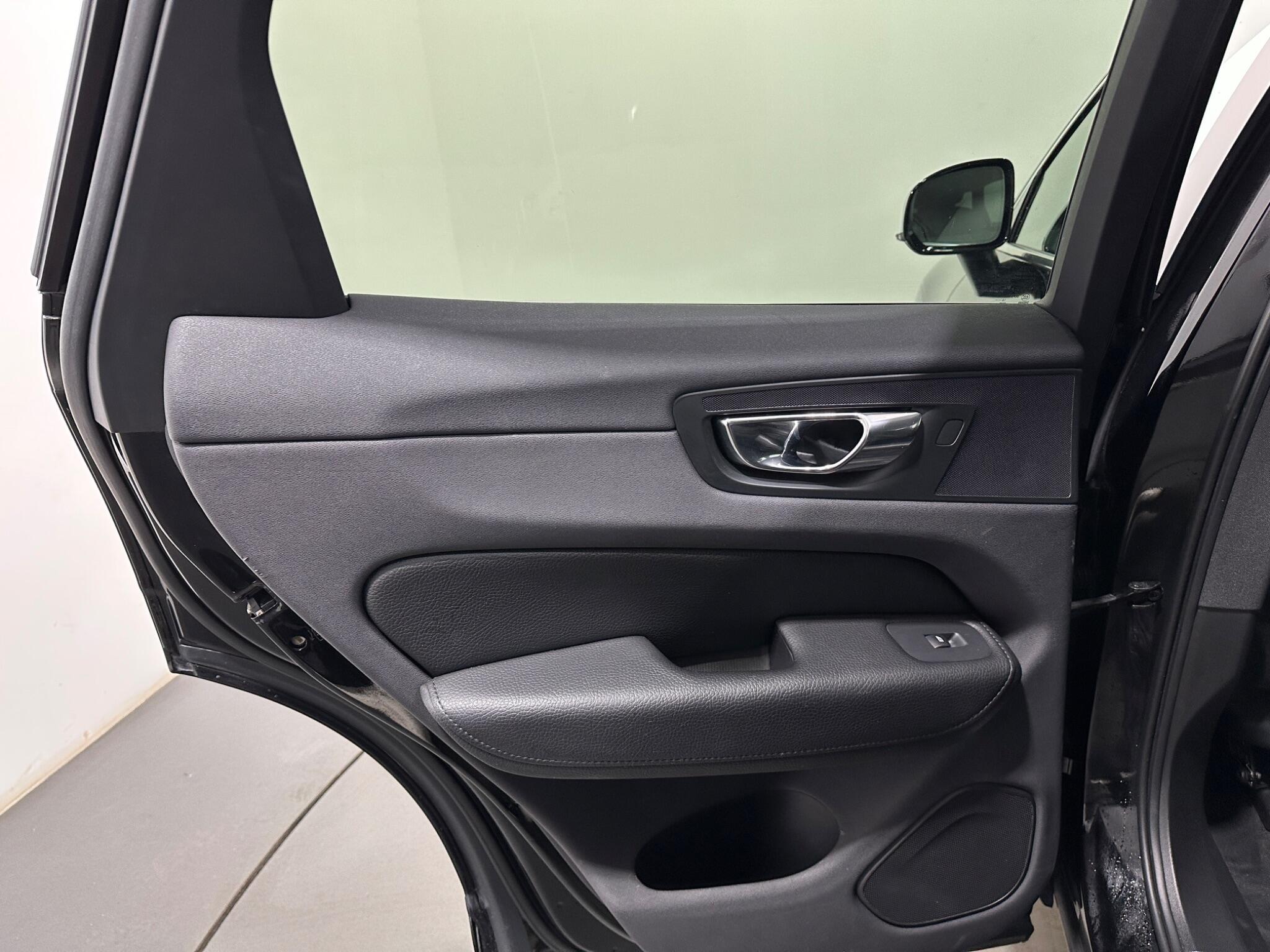 Volvo XC60 view 40