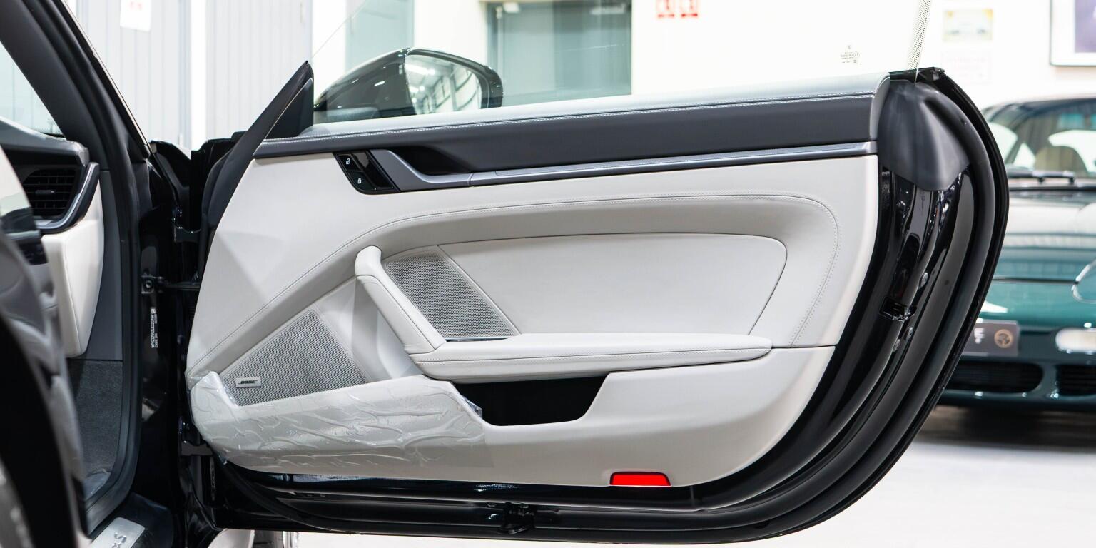 Porsche 911 view 27