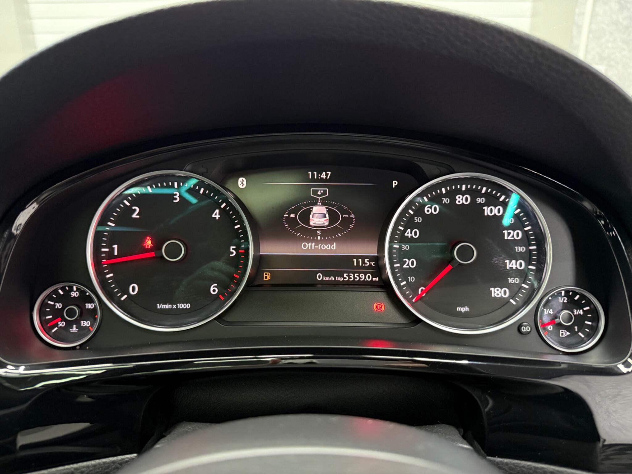 Volkswagen Touareg view 16