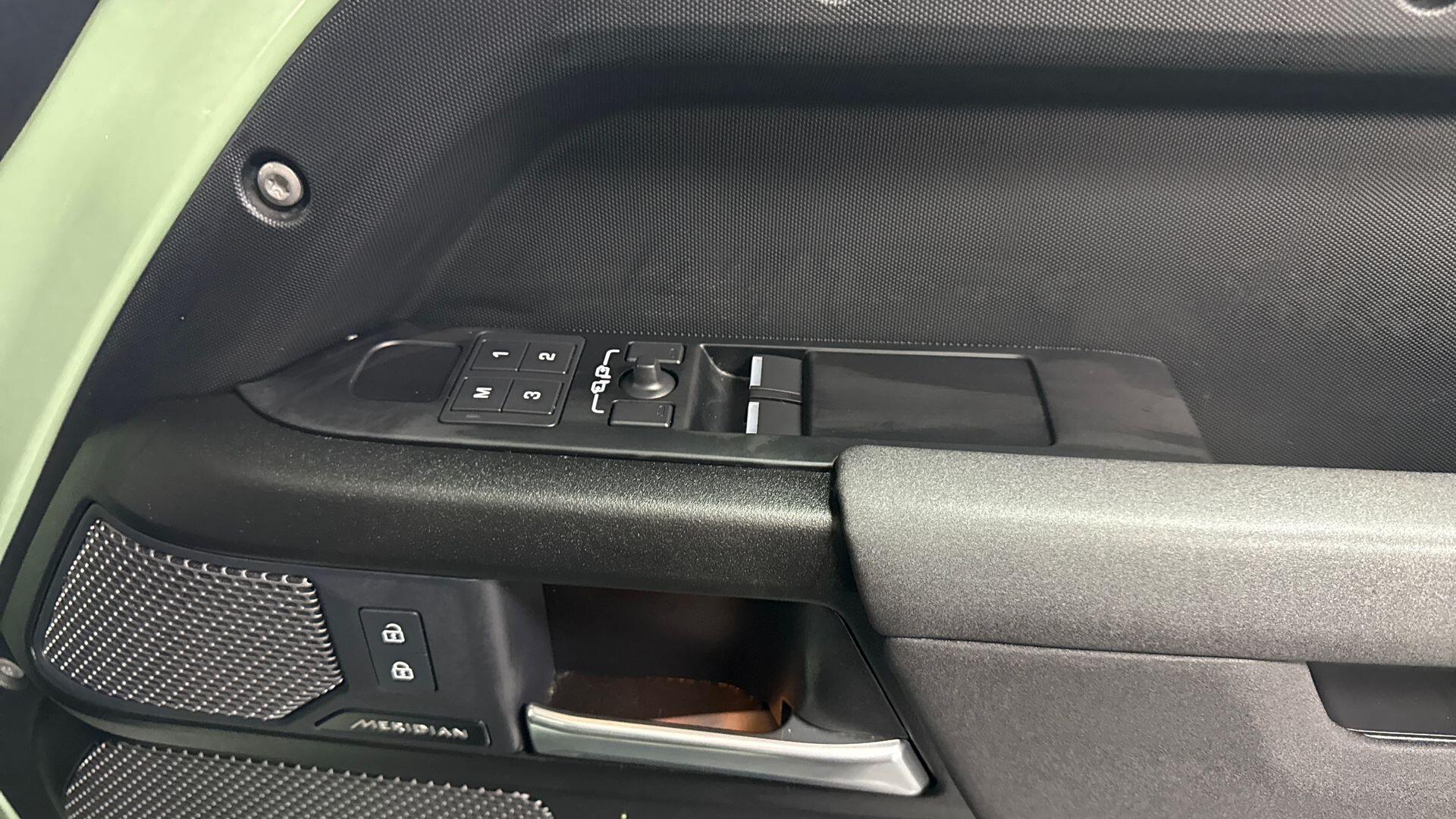 Land Rover Defender view 22