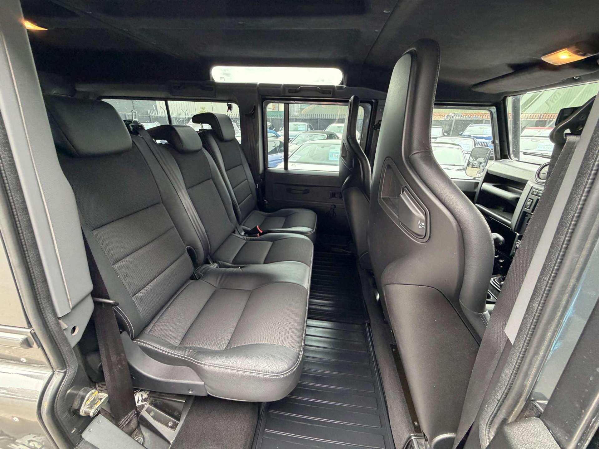 Land Rover Defender 110 view 31