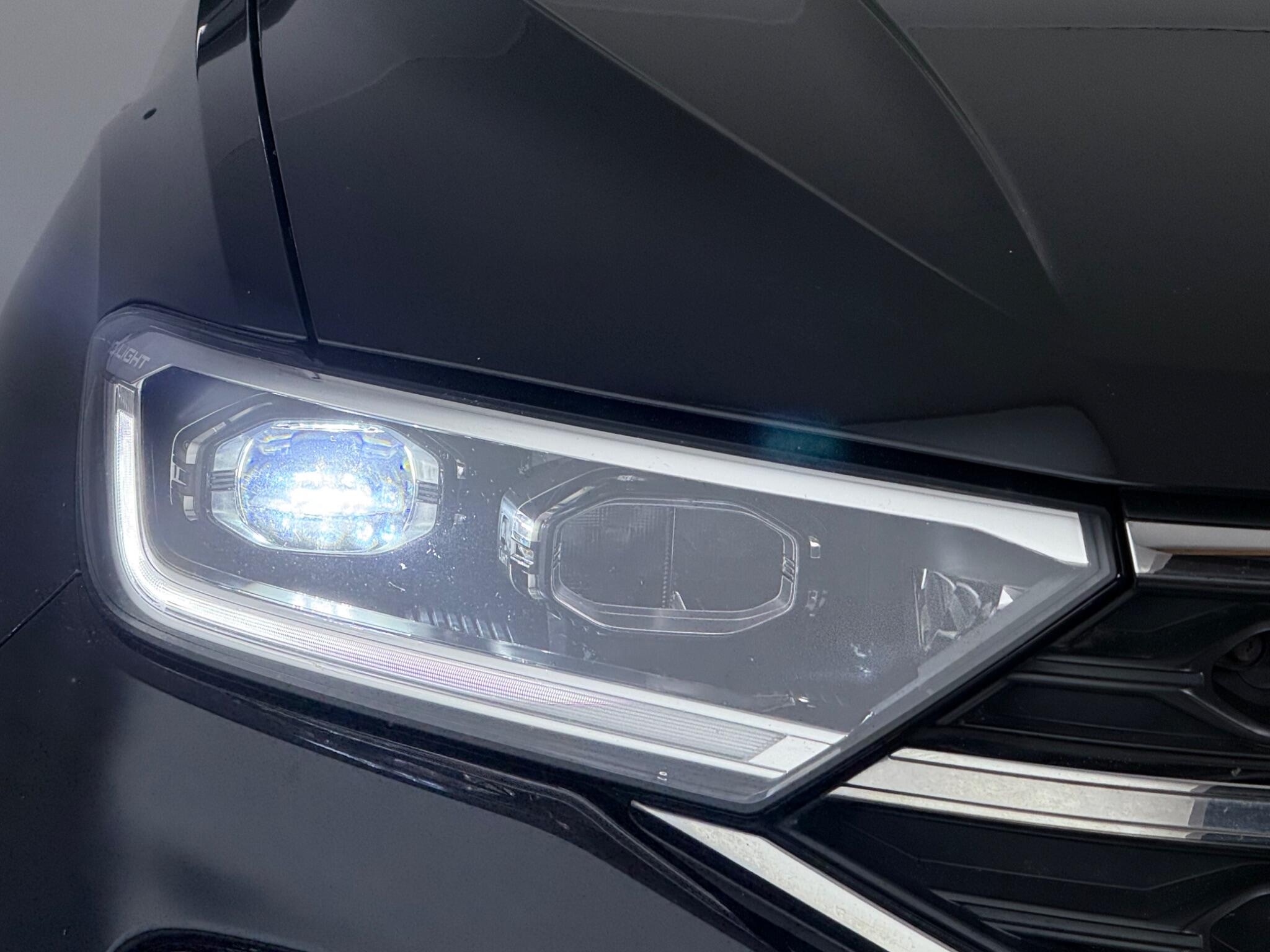 Volkswagen T-Roc view 11