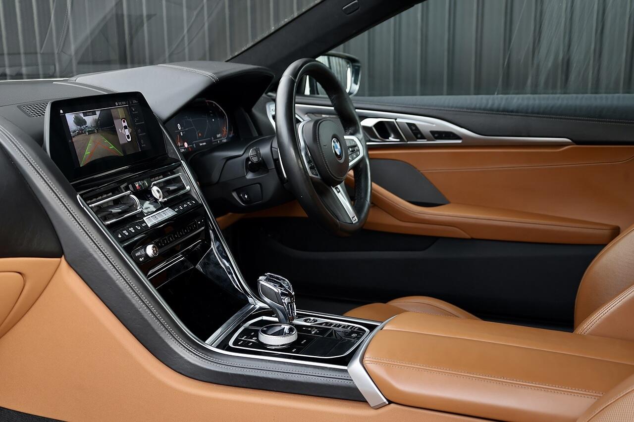 BMW 8 Series view 9