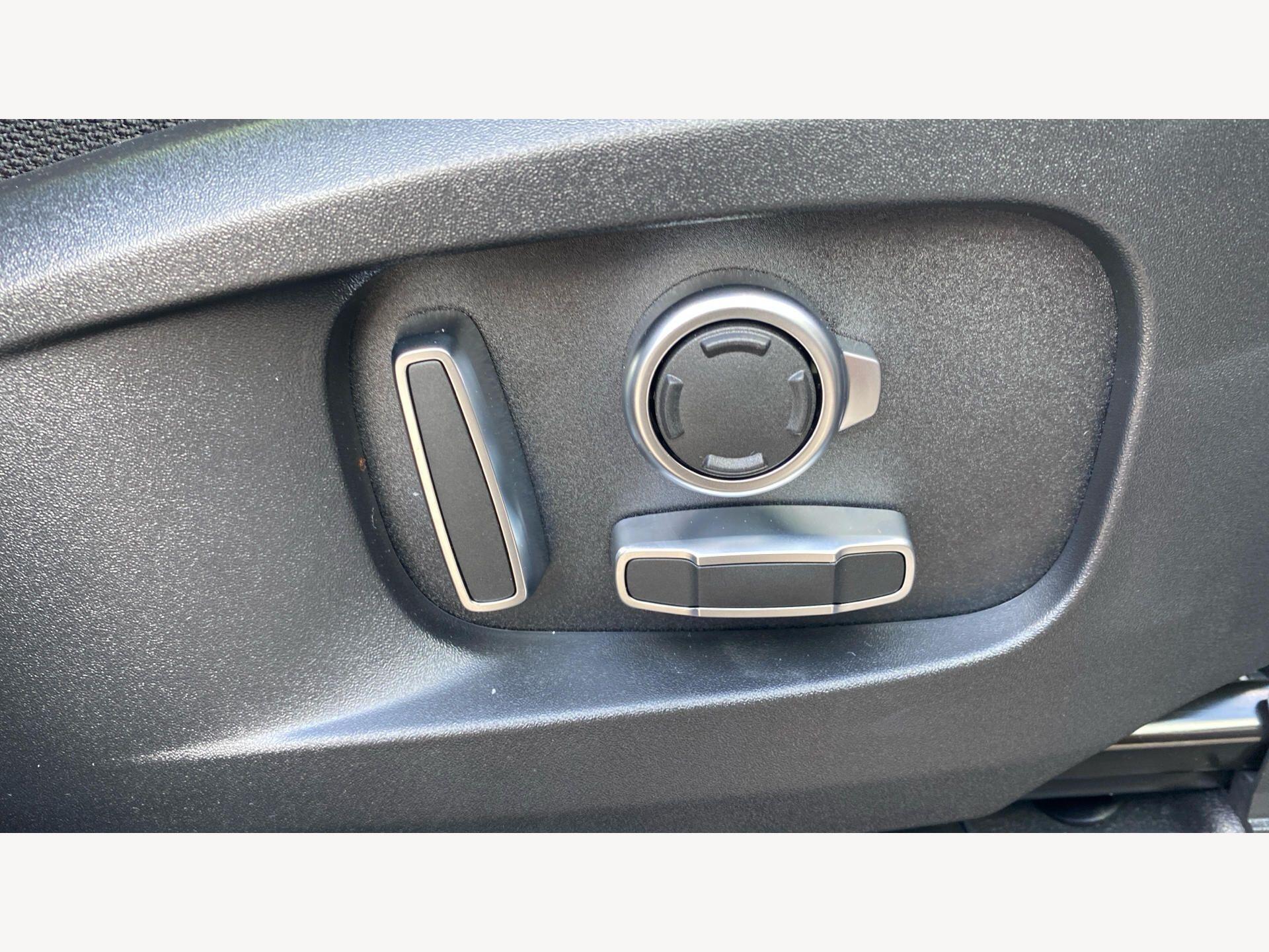 Land Rover Defender view 29