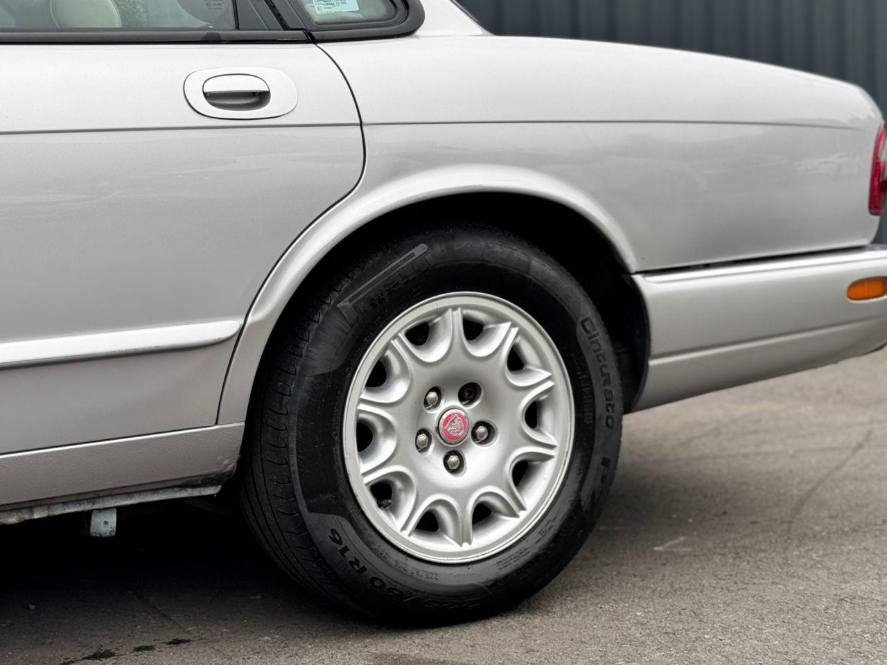 Jaguar XJ view 37