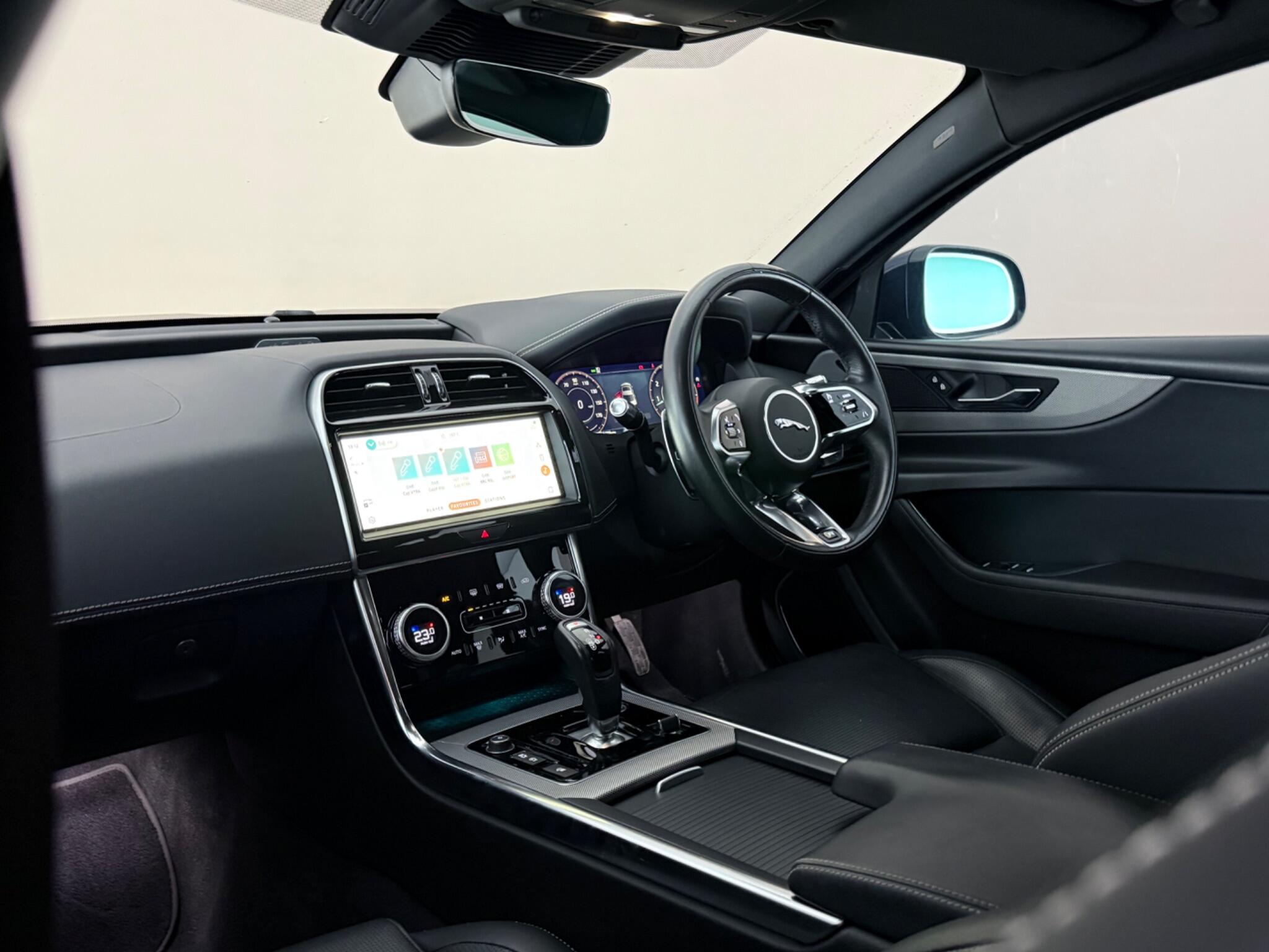 Jaguar Xe view 4