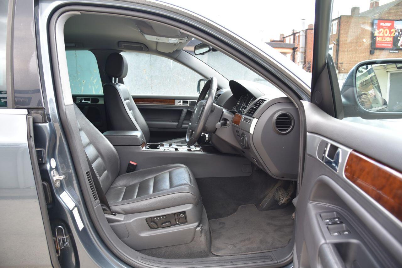 Volkswagen Touareg view 20